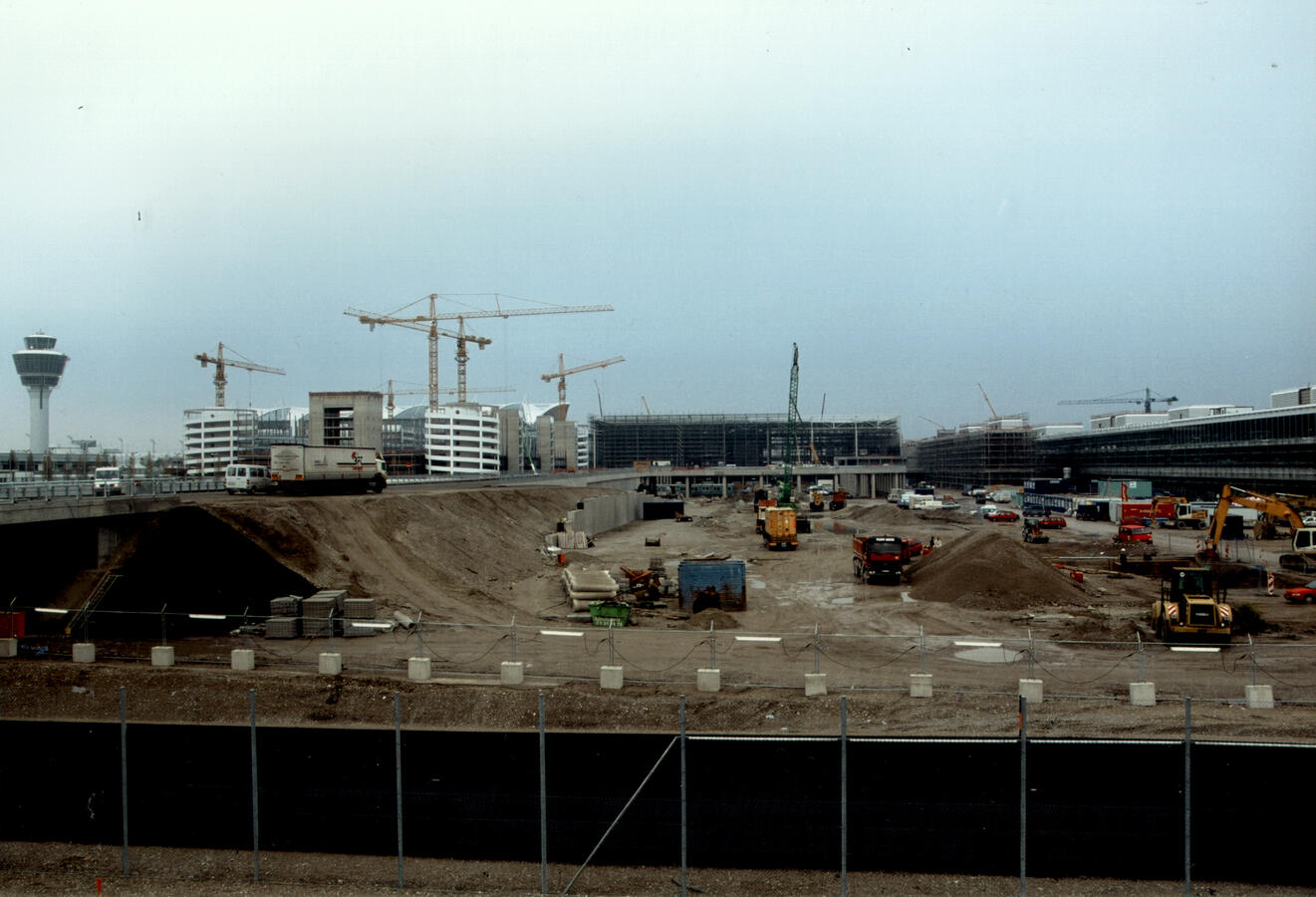 11a) Flughafen München Terminal 2 BK 1,3 Mrd. € Leitung der Ausführungsplanung auf Baustelle